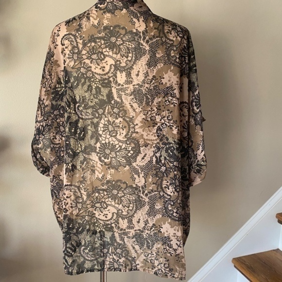 Charlee Tan and Black Floral Kimono Medium - Picture 6 of 7